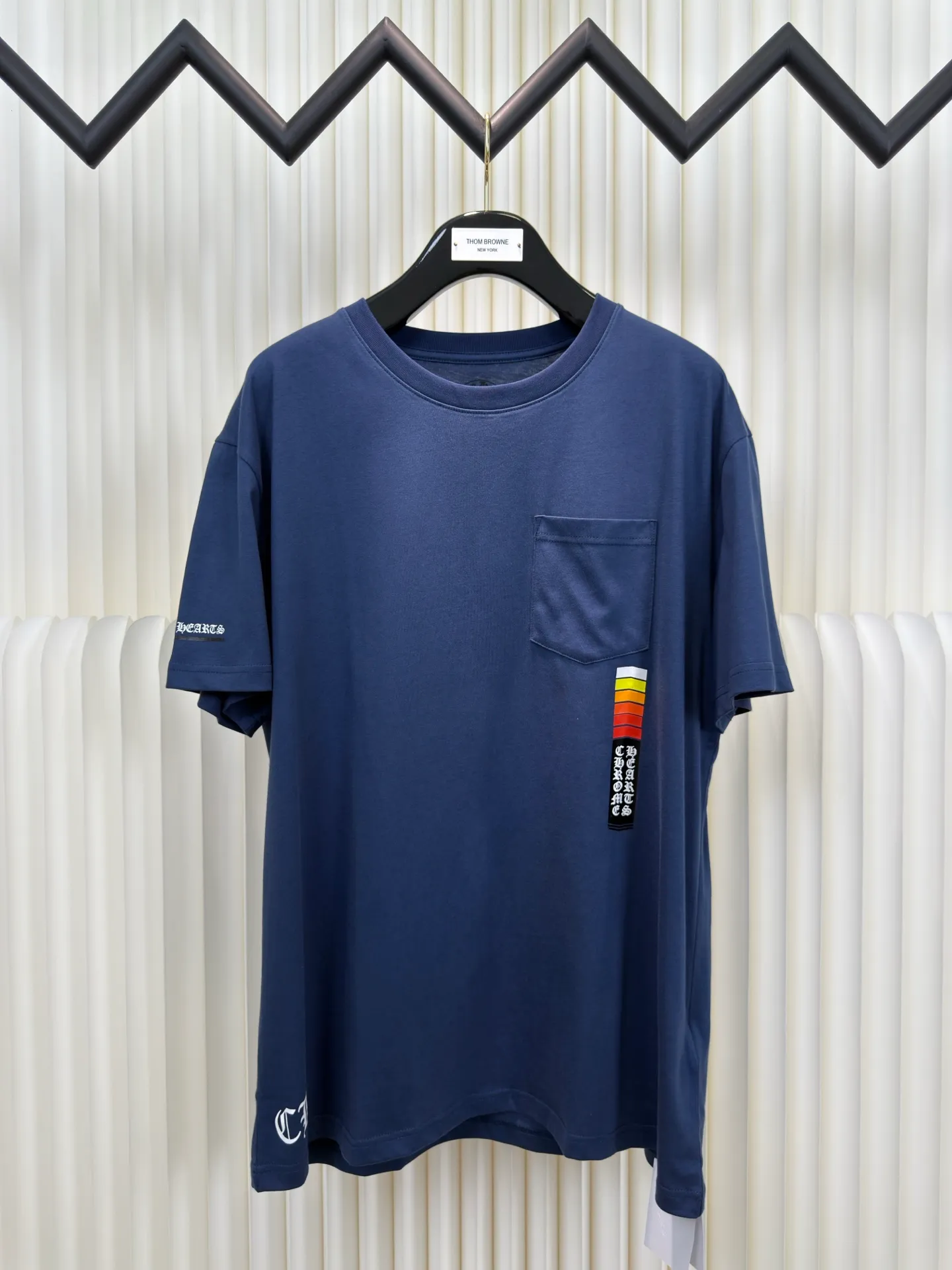 P240 Chrome Hearts Energy Bar Short Sleeves Authentic Open Edition - Physical Counter - Top Luxury Quality 🆚 Instant sale of all editions on the market Fabric is made of 26 weave 200g cotton material Printing is ink printing Customized accessories Size S M L
